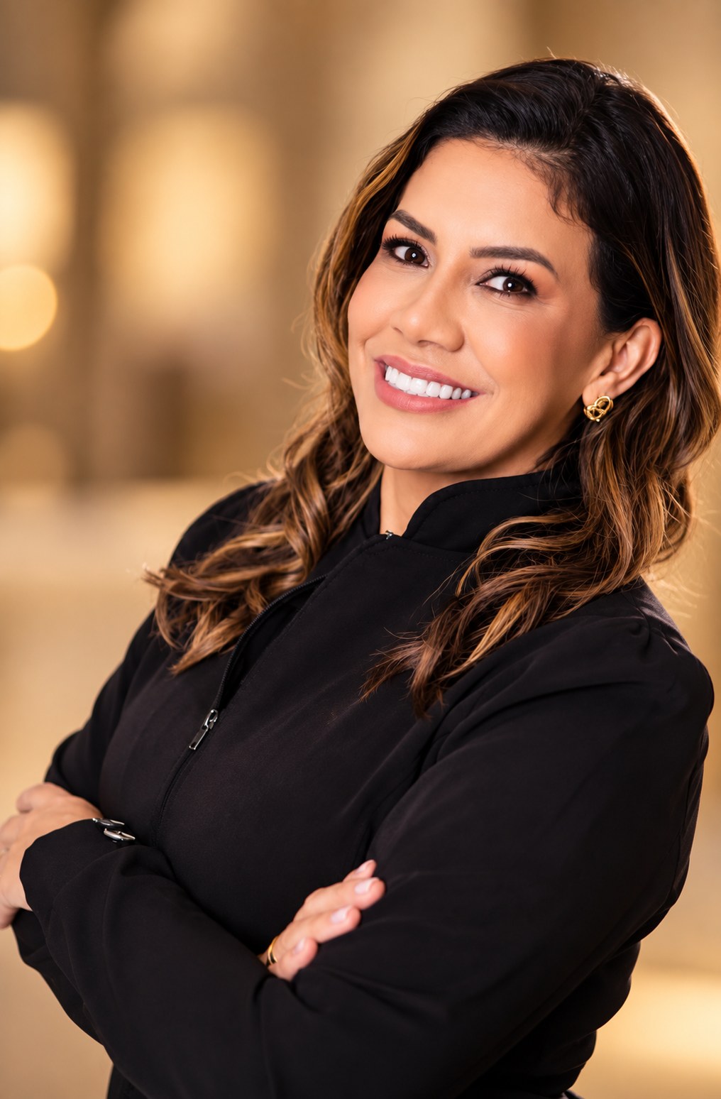 Amanda Hansen de braços cruzados, sorrindo